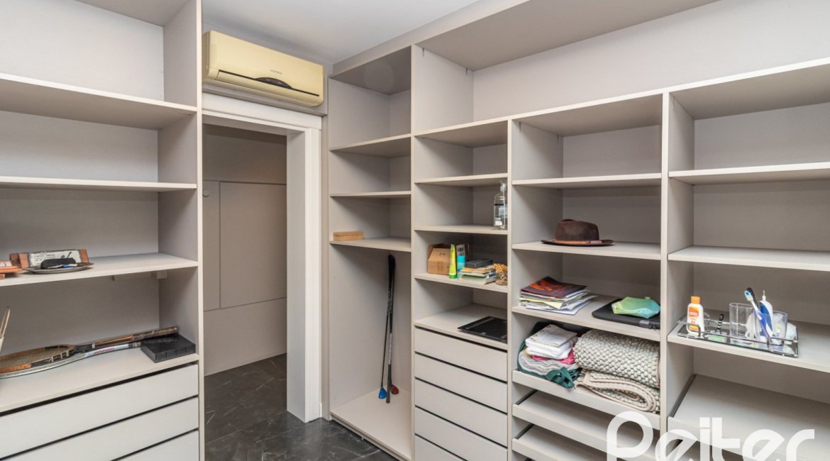 Casa em Condomínio à venda com 196m², 3 dormitórios, 1 suíte, 4 vagas, no bairro Terra Ville em PORTO ALEGRE