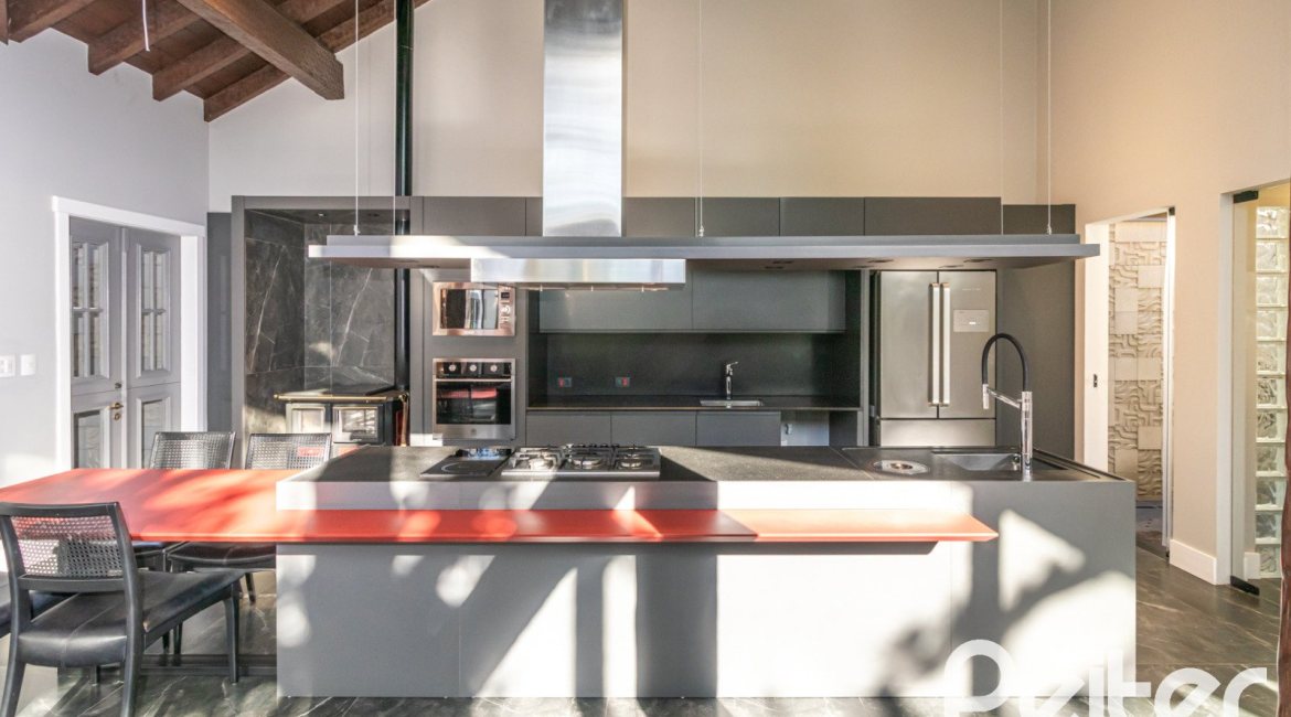 Casa em Condomínio à venda com 196m², 3 dormitórios, 1 suíte, 4 vagas, no bairro Terra Ville em PORTO ALEGRE