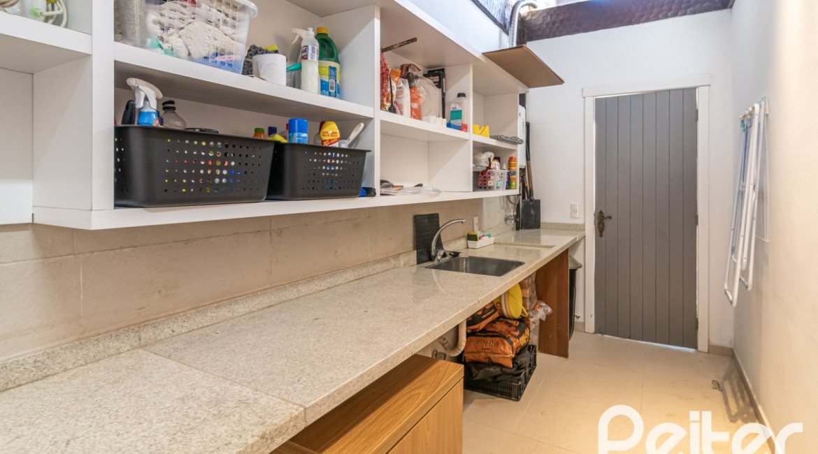 Casa em Condomínio à venda com 196m², 3 dormitórios, 1 suíte, 4 vagas, no bairro Terra Ville em PORTO ALEGRE