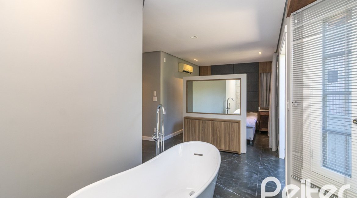 Casa em Condomínio à venda com 196m², 3 dormitórios, 1 suíte, 4 vagas, no bairro Terra Ville em PORTO ALEGRE