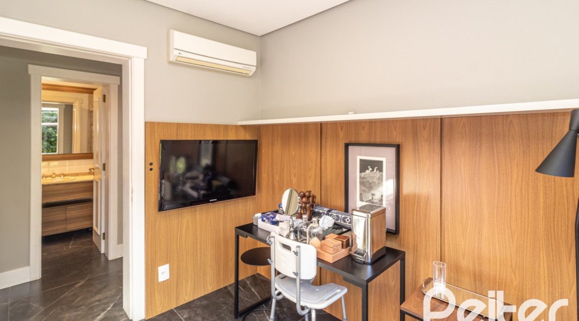 Casa em Condomínio à venda com 196m², 3 dormitórios, 1 suíte, 4 vagas, no bairro Terra Ville em PORTO ALEGRE