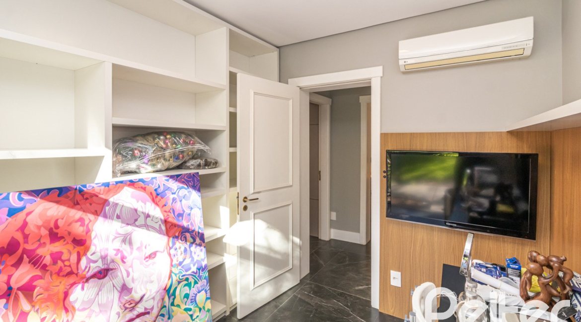 Casa em Condomínio à venda com 196m², 3 dormitórios, 1 suíte, 4 vagas, no bairro Terra Ville em PORTO ALEGRE