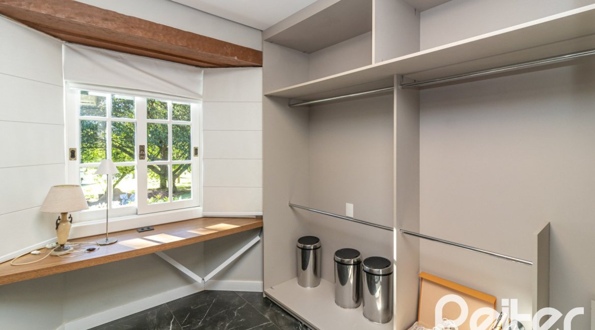 Casa em Condomínio à venda com 196m², 3 dormitórios, 1 suíte, 4 vagas, no bairro Terra Ville em PORTO ALEGRE