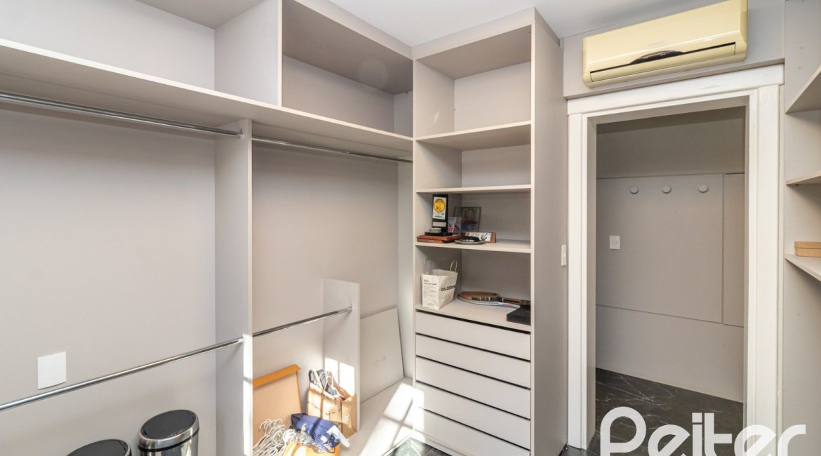 Casa em Condomínio à venda com 196m², 3 dormitórios, 1 suíte, 4 vagas, no bairro Terra Ville em PORTO ALEGRE