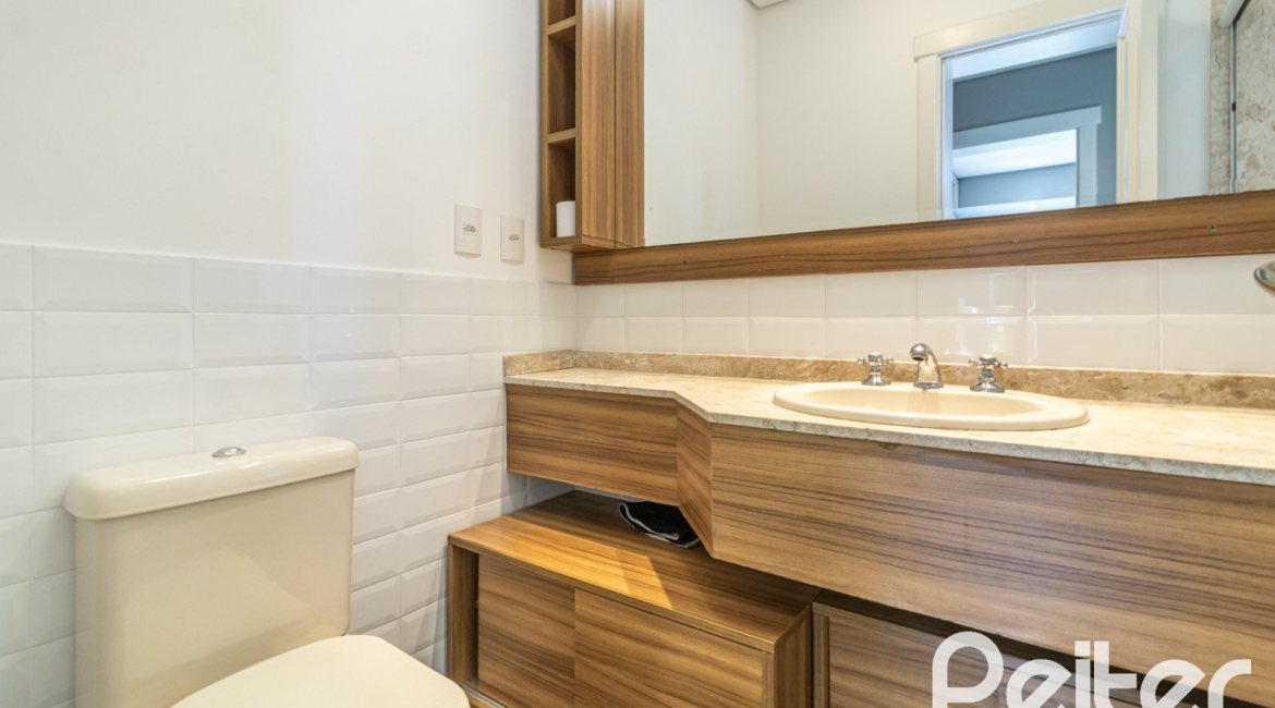 Casa em Condomínio à venda com 196m², 3 dormitórios, 1 suíte, 4 vagas, no bairro Terra Ville em PORTO ALEGRE