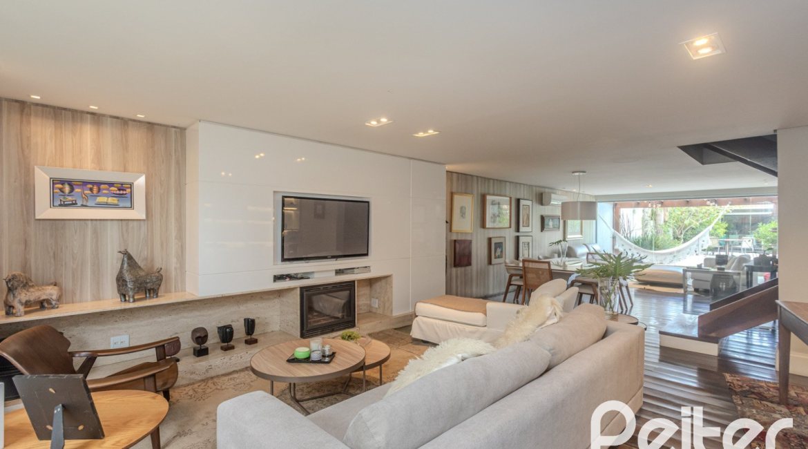 Casa à venda com 284m², 3 dormitórios, 1 suíte, 3 vagas, no bairro Tristeza em Porto Alegre