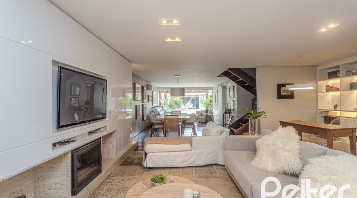 Casa à venda com 284m², 3 dormitórios, 1 suíte, 3 vagas, no bairro Tristeza em Porto Alegre