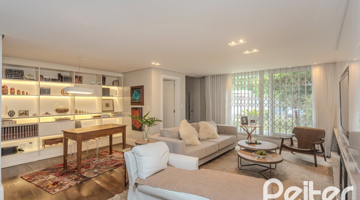 Casa à venda com 284m², 3 dormitórios, 1 suíte, 3 vagas, no bairro Tristeza em Porto Alegre