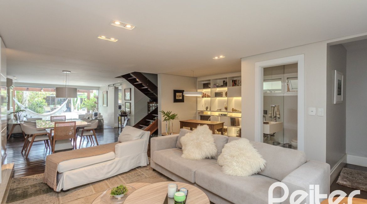 Casa à venda com 284m², 3 dormitórios, 1 suíte, 3 vagas, no bairro Tristeza em Porto Alegre