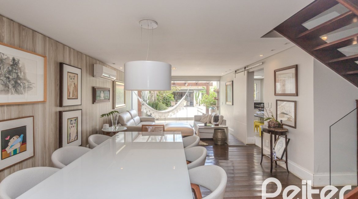 Casa à venda com 284m², 3 dormitórios, 1 suíte, 3 vagas, no bairro Tristeza em Porto Alegre