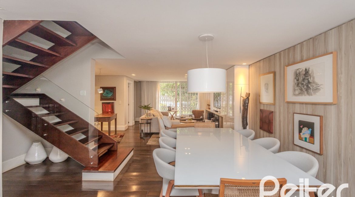 Casa à venda com 284m², 3 dormitórios, 1 suíte, 3 vagas, no bairro Tristeza em Porto Alegre