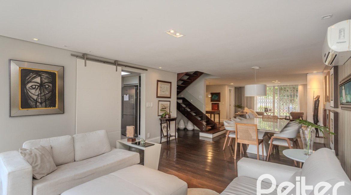 Casa à venda com 284m², 3 dormitórios, 1 suíte, 3 vagas, no bairro Tristeza em Porto Alegre