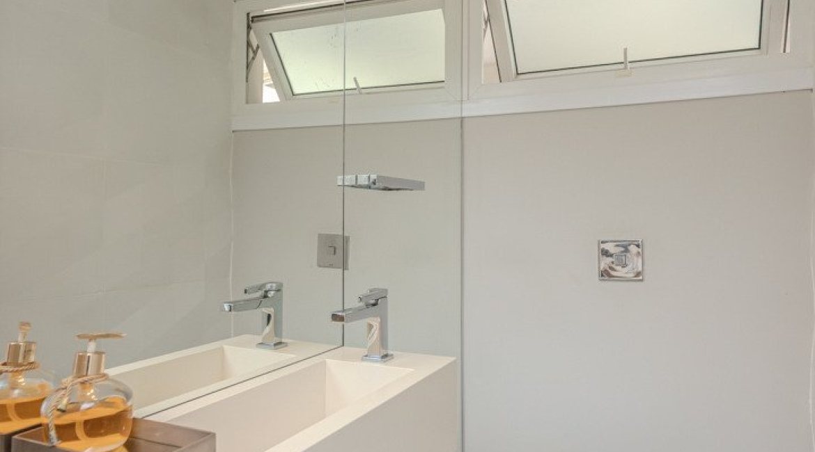 Casa à venda com 284m², 3 dormitórios, 1 suíte, 3 vagas, no bairro Tristeza em Porto Alegre