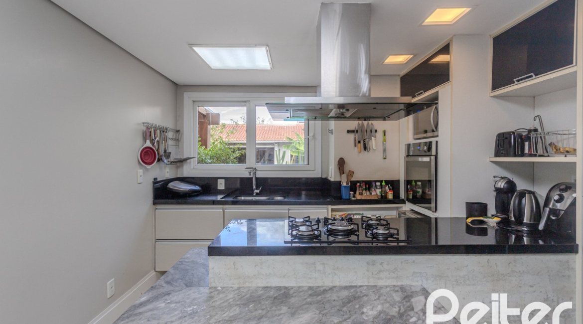 Casa à venda com 284m², 3 dormitórios, 1 suíte, 3 vagas, no bairro Tristeza em Porto Alegre