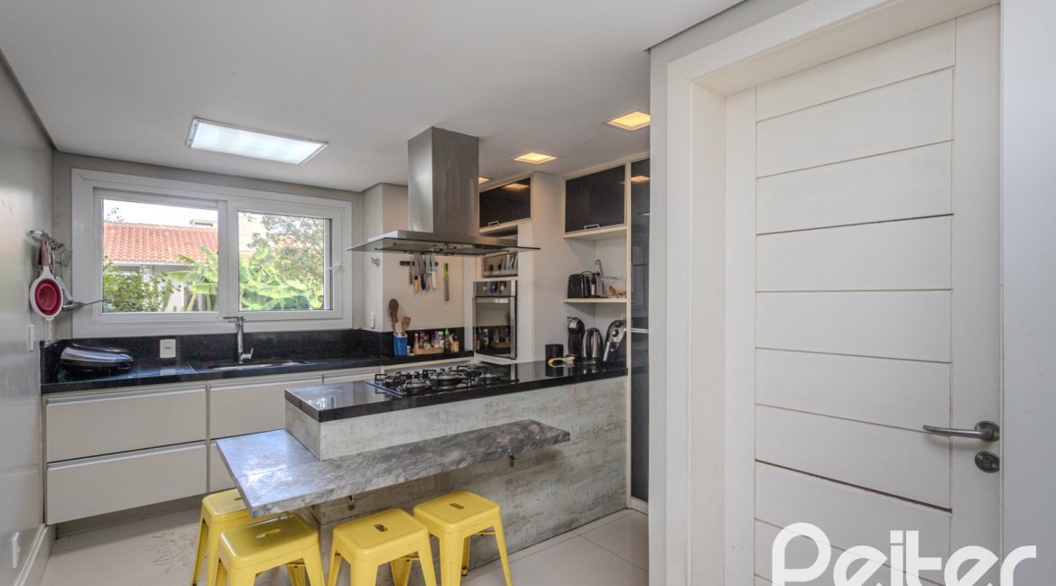 Casa à venda com 284m², 3 dormitórios, 1 suíte, 3 vagas, no bairro Tristeza em Porto Alegre