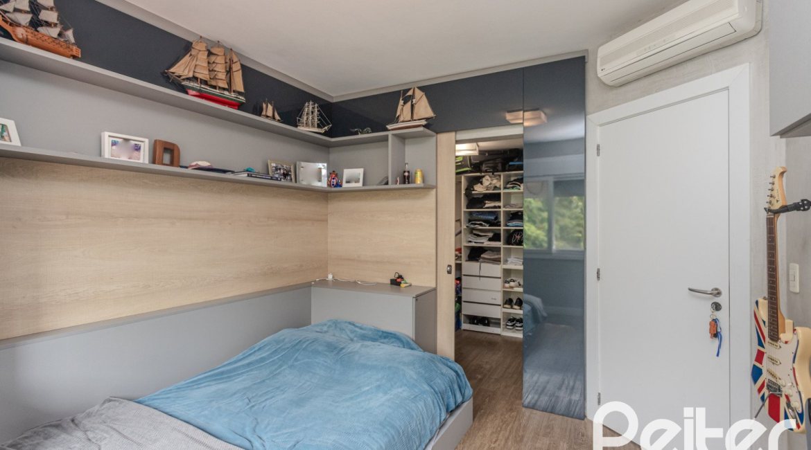 Casa à venda com 284m², 3 dormitórios, 1 suíte, 3 vagas, no bairro Tristeza em Porto Alegre