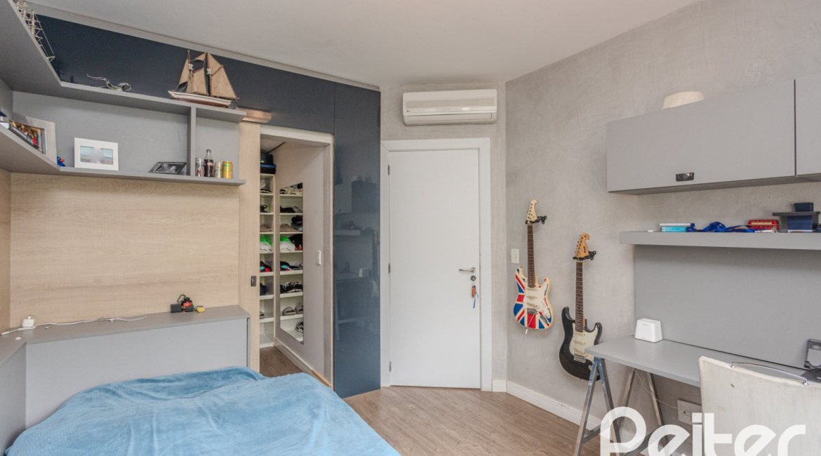 Casa à venda com 284m², 3 dormitórios, 1 suíte, 3 vagas, no bairro Tristeza em Porto Alegre