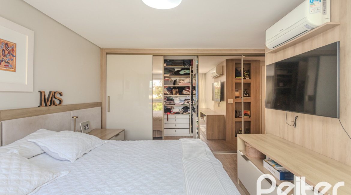 Casa à venda com 284m², 3 dormitórios, 1 suíte, 3 vagas, no bairro Tristeza em Porto Alegre