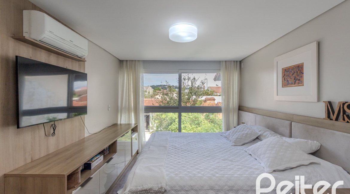 Casa à venda com 284m², 3 dormitórios, 1 suíte, 3 vagas, no bairro Tristeza em Porto Alegre