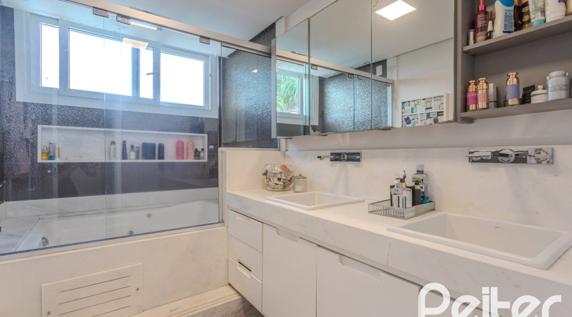 Casa à venda com 284m², 3 dormitórios, 1 suíte, 3 vagas, no bairro Tristeza em Porto Alegre