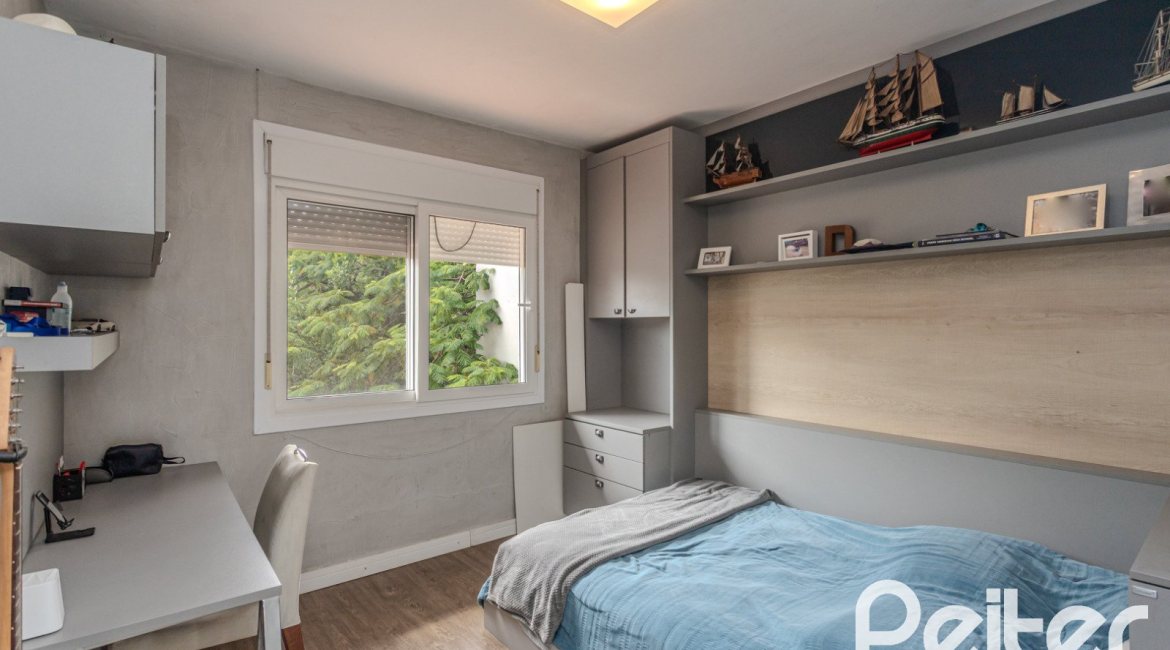 Casa à venda com 284m², 3 dormitórios, 1 suíte, 3 vagas, no bairro Tristeza em Porto Alegre