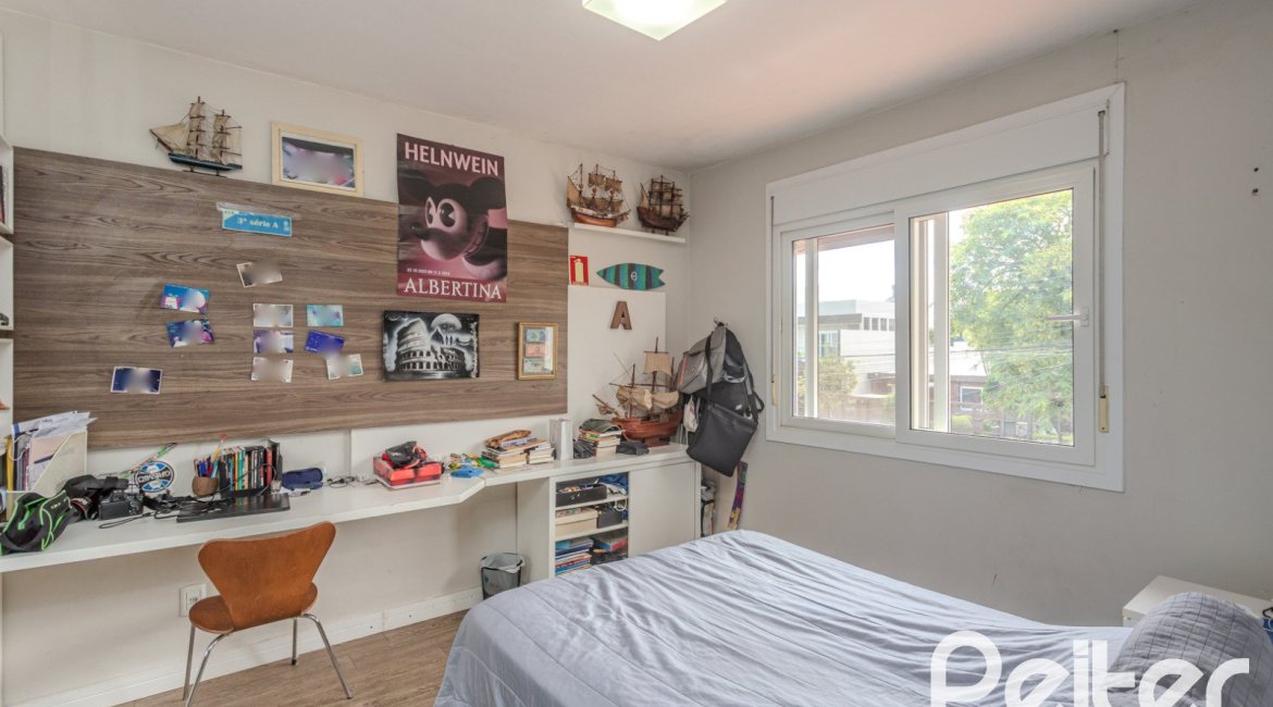 Casa à venda com 284m², 3 dormitórios, 1 suíte, 3 vagas, no bairro Tristeza em Porto Alegre