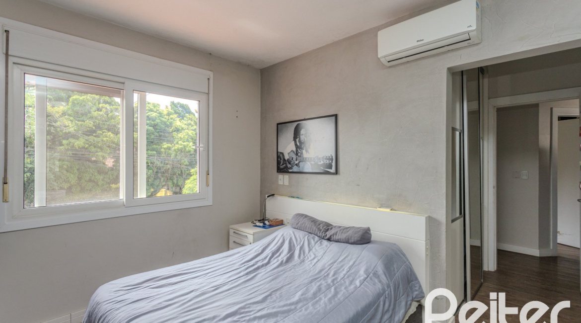 Casa à venda com 284m², 3 dormitórios, 1 suíte, 3 vagas, no bairro Tristeza em Porto Alegre