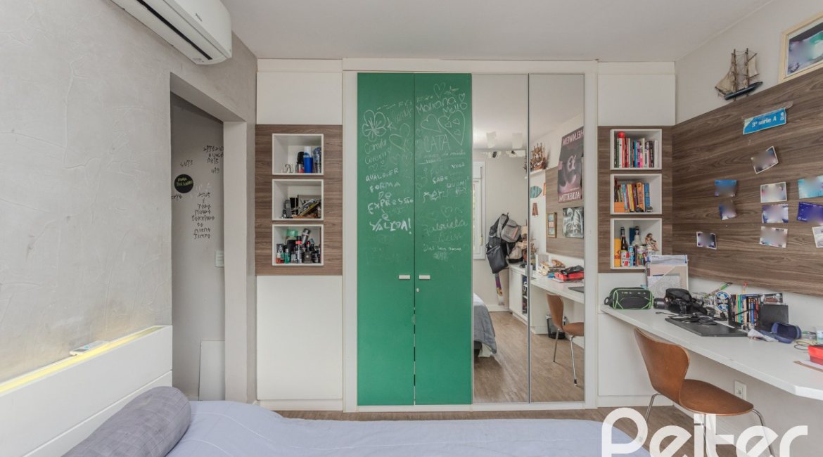 Casa à venda com 284m², 3 dormitórios, 1 suíte, 3 vagas, no bairro Tristeza em Porto Alegre