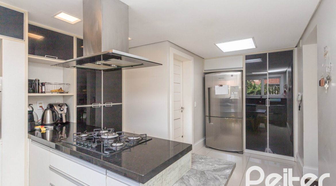 Casa à venda com 284m², 3 dormitórios, 1 suíte, 3 vagas, no bairro Tristeza em Porto Alegre