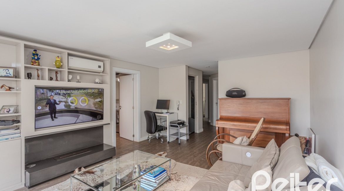 Casa à venda com 284m², 3 dormitórios, 1 suíte, 3 vagas, no bairro Tristeza em Porto Alegre