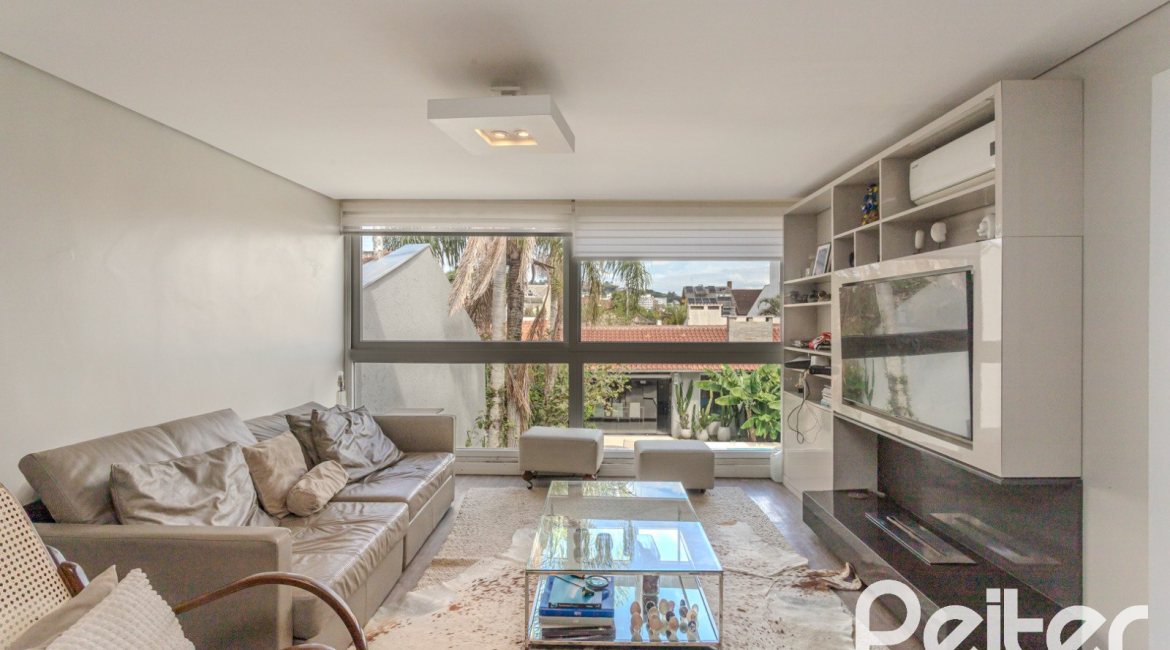 Casa à venda com 284m², 3 dormitórios, 1 suíte, 3 vagas, no bairro Tristeza em Porto Alegre