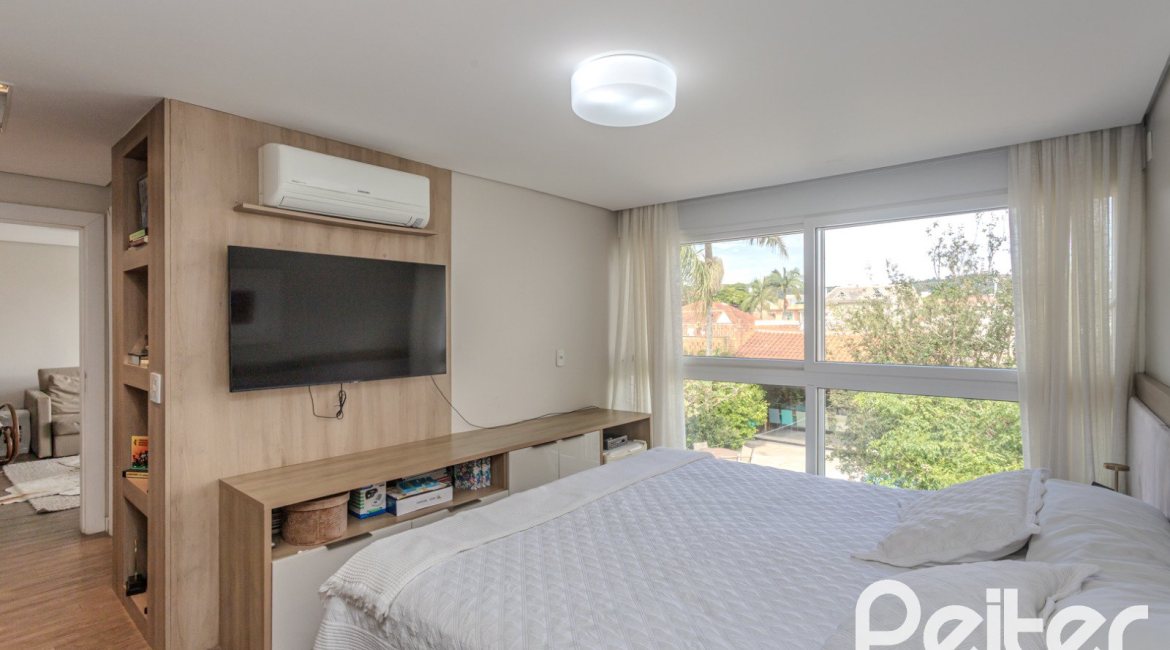 Casa à venda com 284m², 3 dormitórios, 1 suíte, 3 vagas, no bairro Tristeza em Porto Alegre