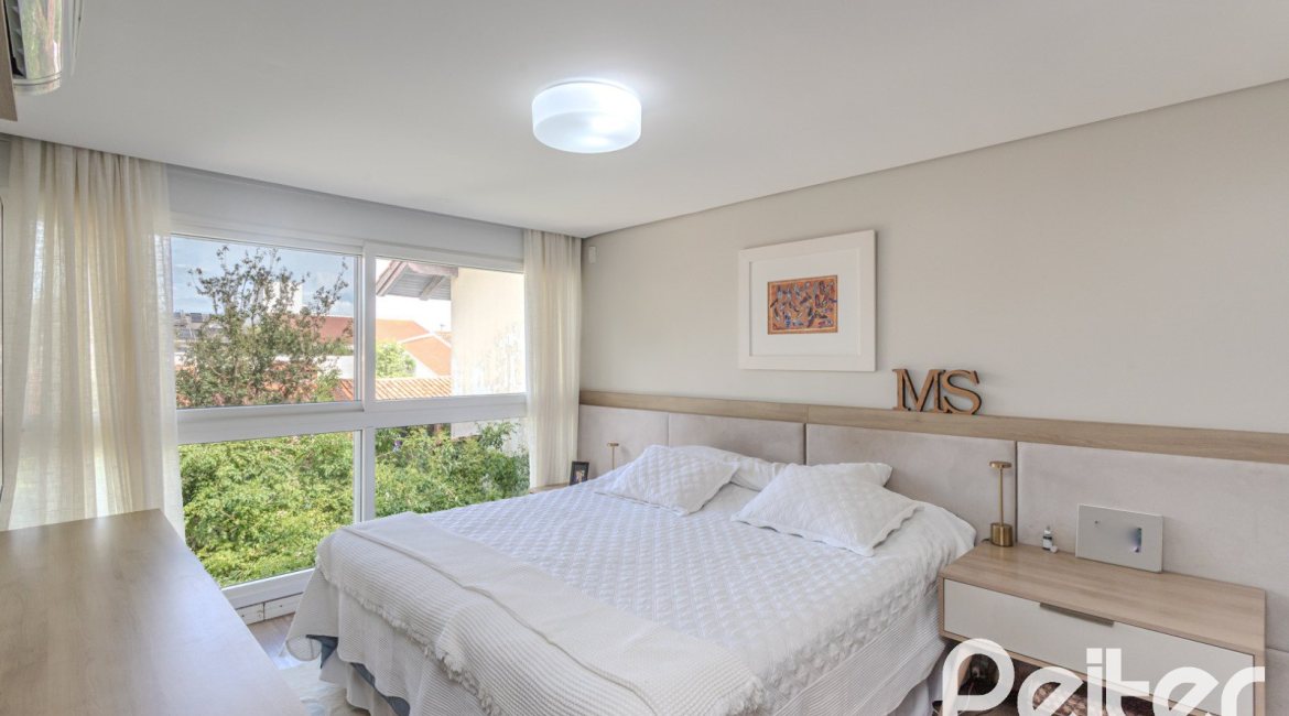 Casa à venda com 284m², 3 dormitórios, 1 suíte, 3 vagas, no bairro Tristeza em Porto Alegre