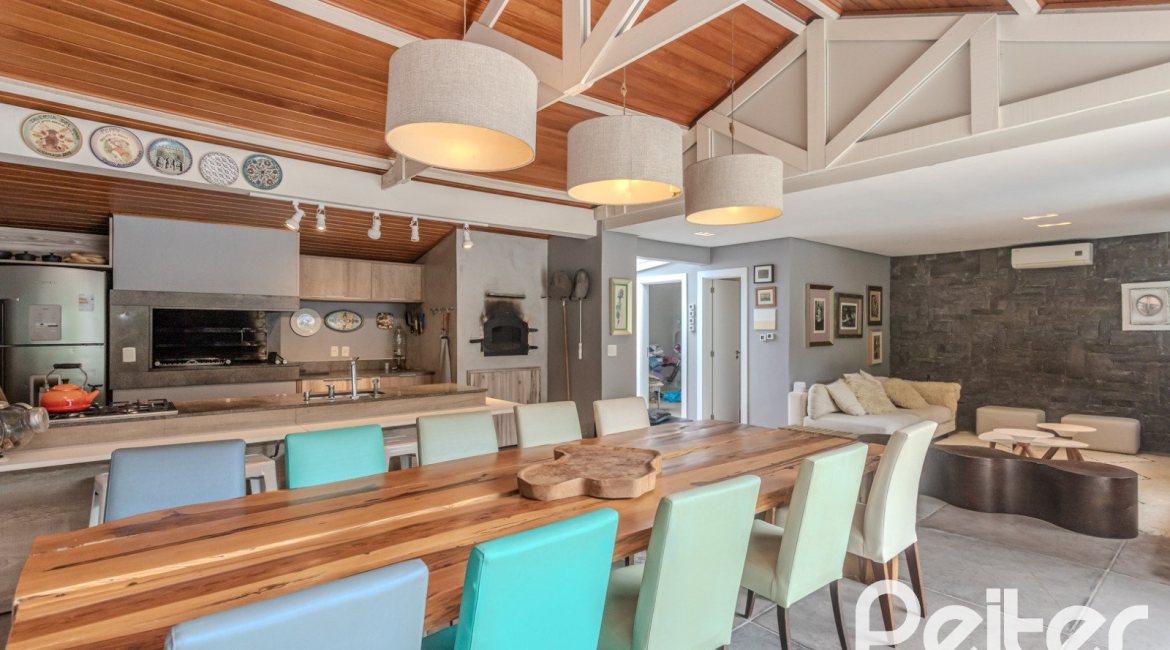 Casa à venda com 284m², 3 dormitórios, 1 suíte, 3 vagas, no bairro Tristeza em Porto Alegre