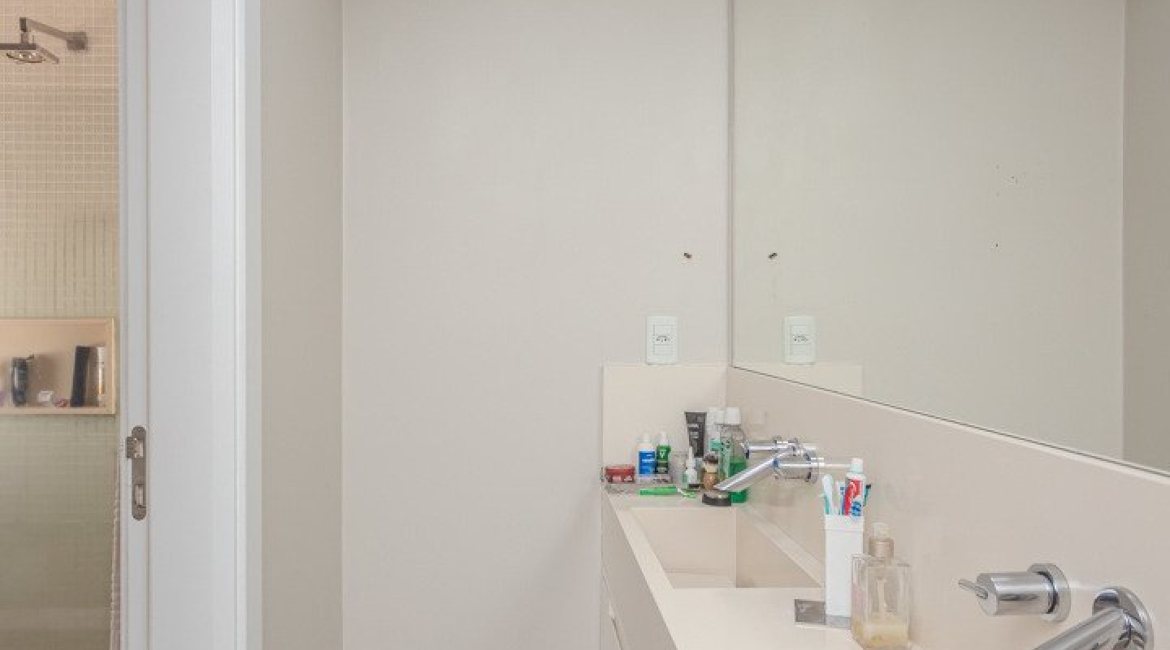 Casa à venda com 284m², 3 dormitórios, 1 suíte, 3 vagas, no bairro Tristeza em Porto Alegre