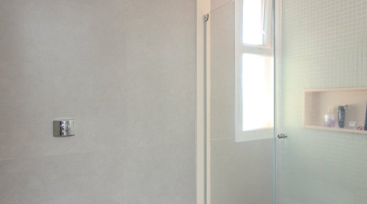 Casa à venda com 284m², 3 dormitórios, 1 suíte, 3 vagas, no bairro Tristeza em Porto Alegre