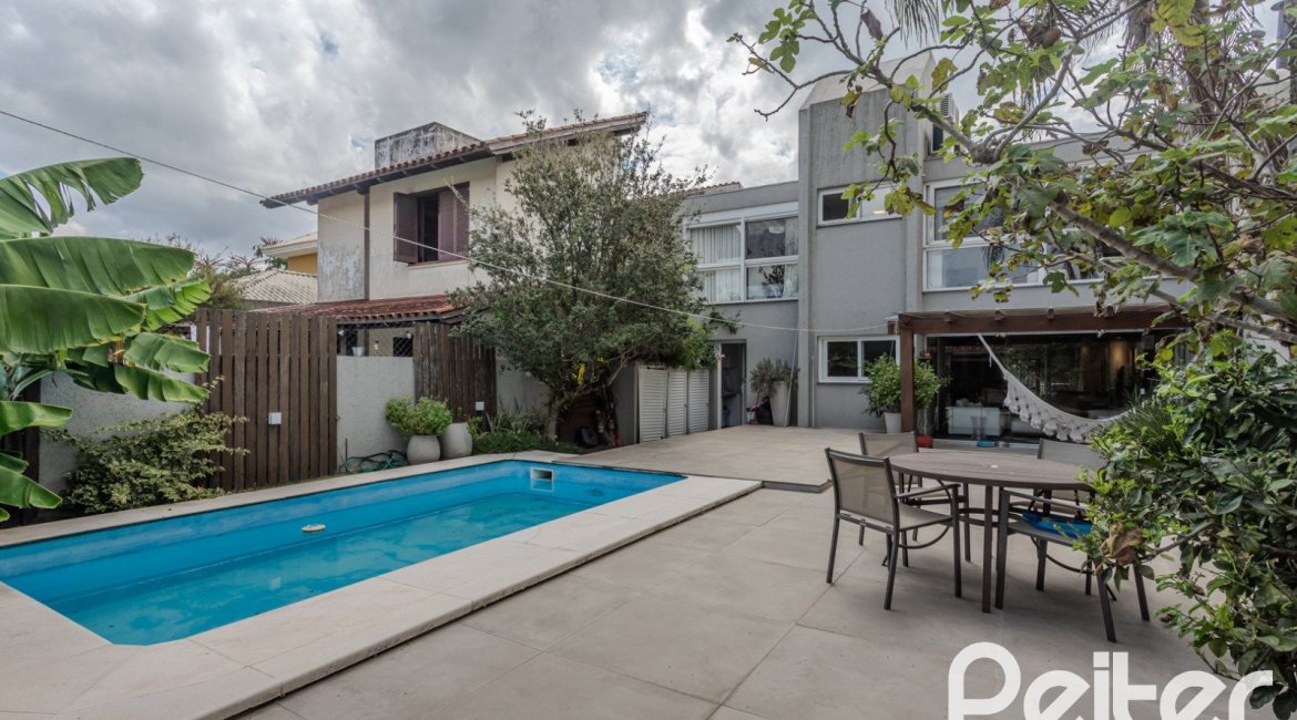 Casa à venda com 284m², 3 dormitórios, 1 suíte, 3 vagas, no bairro Tristeza em Porto Alegre