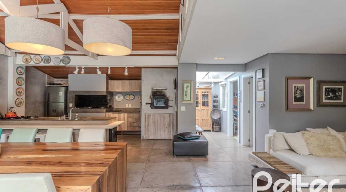 Casa à venda com 284m², 3 dormitórios, 1 suíte, 3 vagas, no bairro Tristeza em Porto Alegre