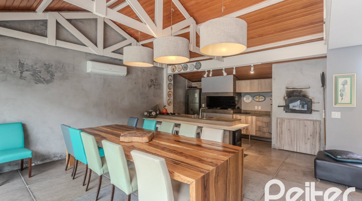 Casa à venda com 284m², 3 dormitórios, 1 suíte, 3 vagas, no bairro Tristeza em Porto Alegre