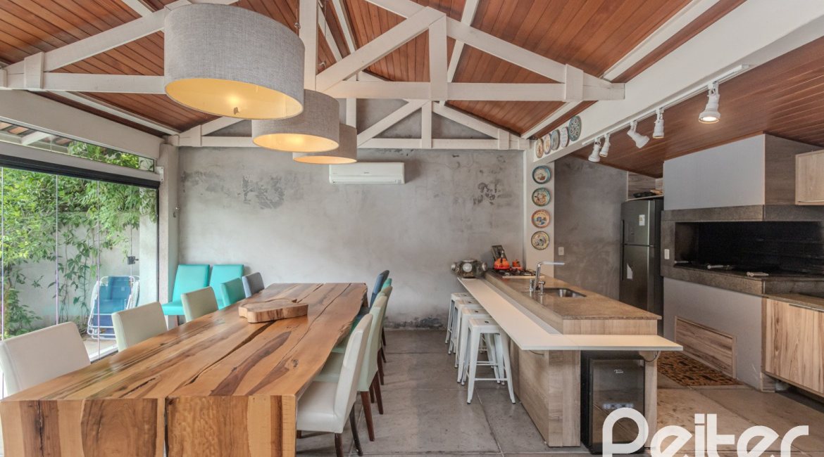 Casa à venda com 284m², 3 dormitórios, 1 suíte, 3 vagas, no bairro Tristeza em Porto Alegre