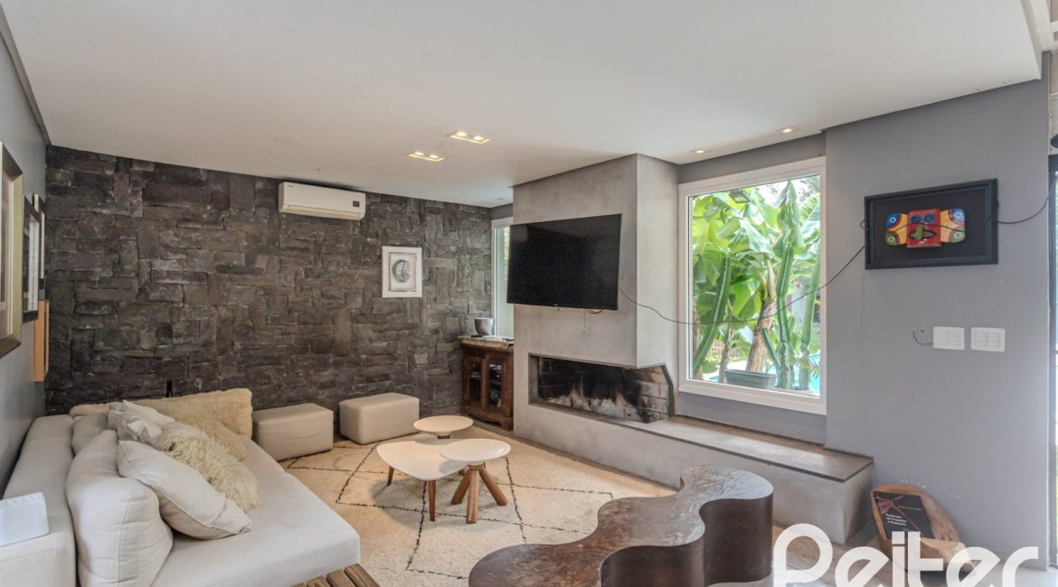 Casa à venda com 284m², 3 dormitórios, 1 suíte, 3 vagas, no bairro Tristeza em Porto Alegre