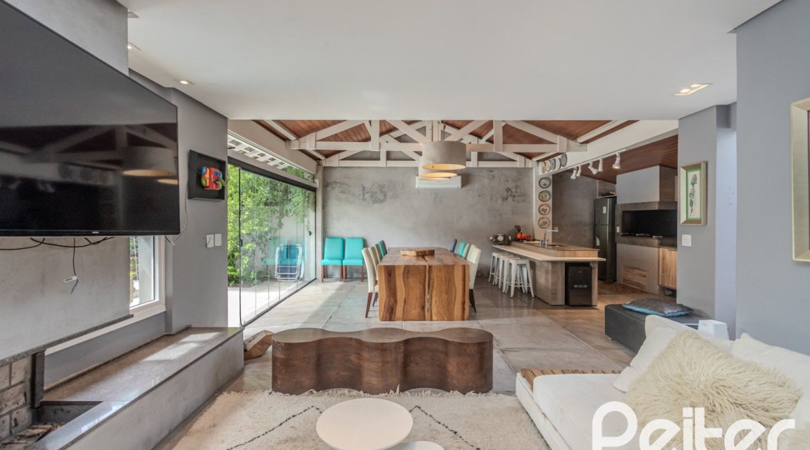 Casa à venda com 284m², 3 dormitórios, 1 suíte, 3 vagas, no bairro Tristeza em Porto Alegre