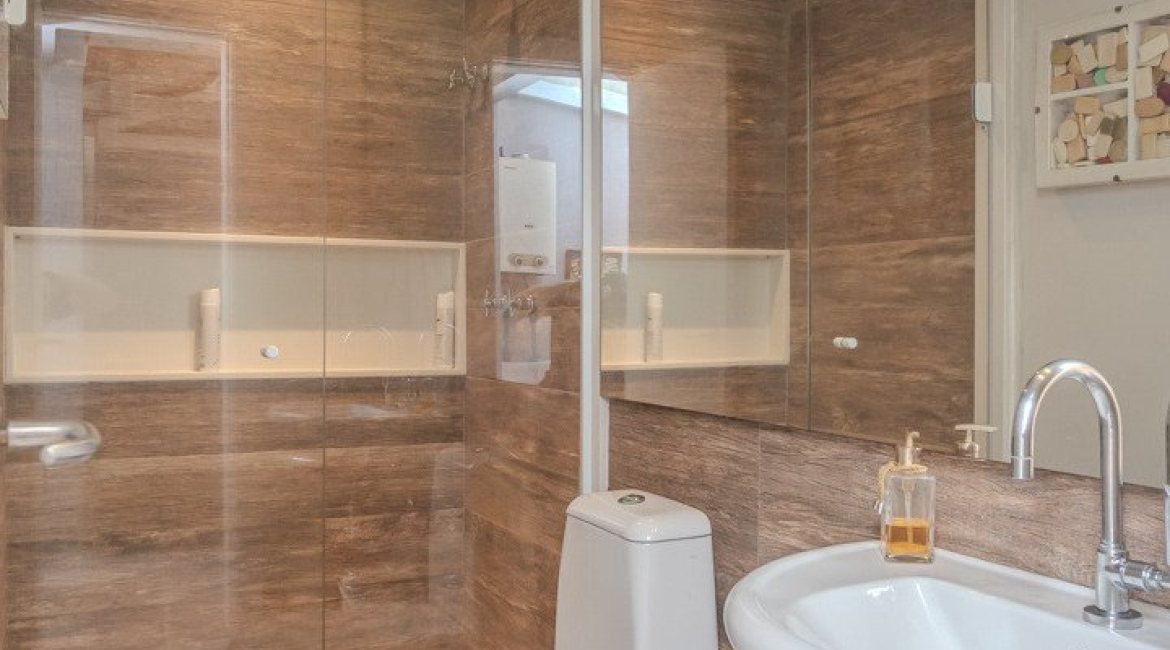 Casa à venda com 284m², 3 dormitórios, 1 suíte, 3 vagas, no bairro Tristeza em Porto Alegre