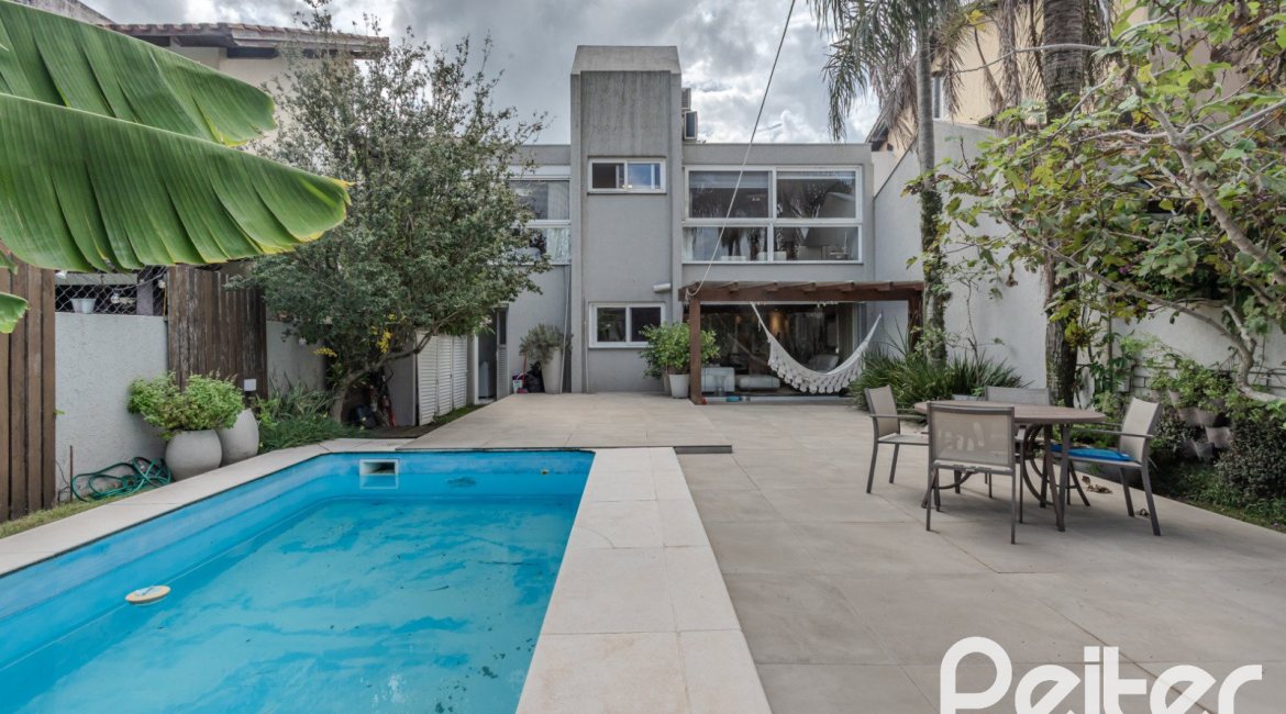 Casa à venda com 284m², 3 dormitórios, 1 suíte, 3 vagas, no bairro Tristeza em Porto Alegre