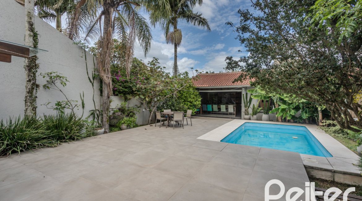 Casa à venda com 284m², 3 dormitórios, 1 suíte, 3 vagas, no bairro Tristeza em Porto Alegre