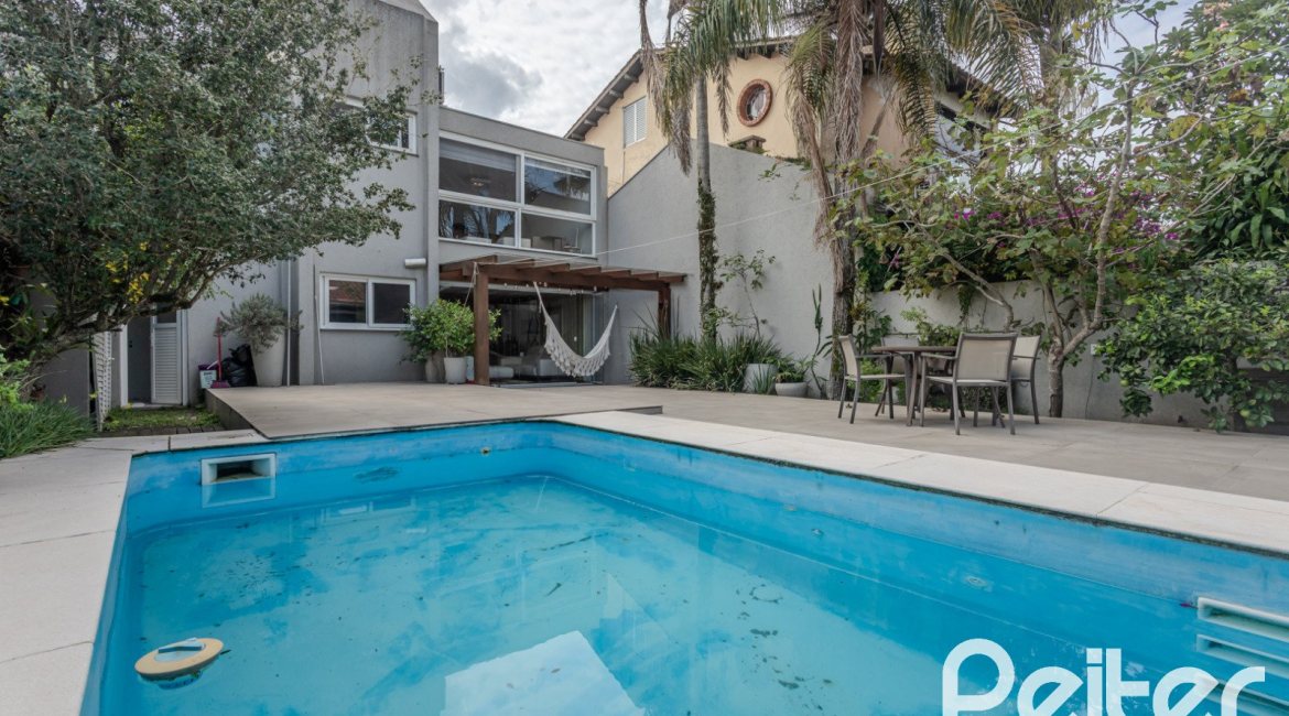 Casa à venda com 284m², 3 dormitórios, 1 suíte, 3 vagas, no bairro Tristeza em Porto Alegre