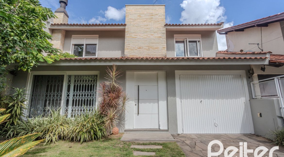 Casa à venda com 284m², 3 dormitórios, 1 suíte, 3 vagas, no bairro Tristeza em Porto Alegre