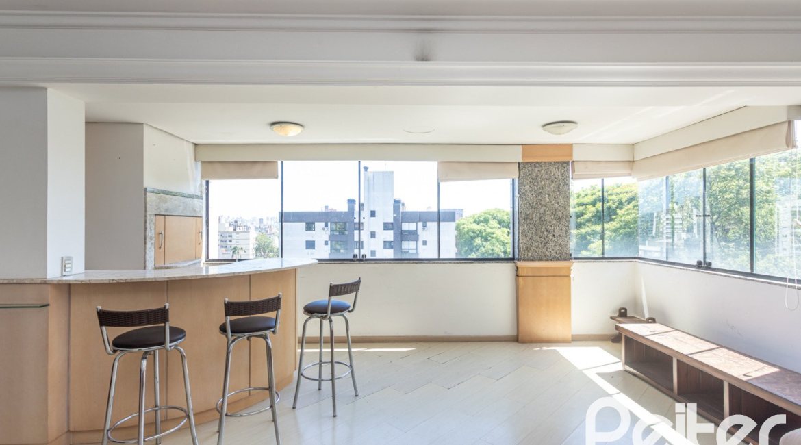 Apartamento à venda com 106m², 3 dormitórios, 1 suíte, 2 vagas, no bairro Menino Deus em Porto Alegre