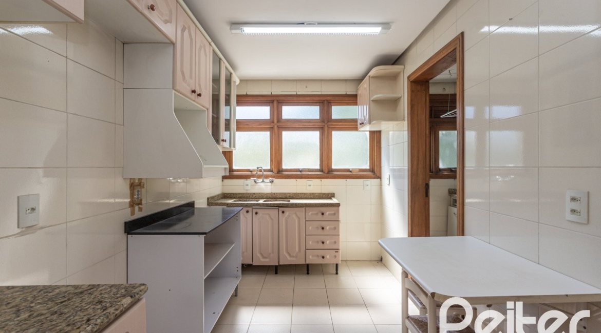 Apartamento à venda com 106m², 3 dormitórios, 1 suíte, 2 vagas, no bairro Menino Deus em Porto Alegre