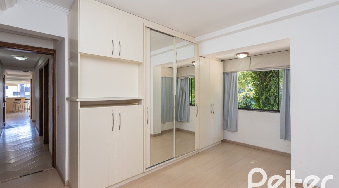 Apartamento à venda com 106m², 3 dormitórios, 1 suíte, 2 vagas, no bairro Menino Deus em Porto Alegre